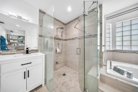 House in Doral, Florida 6 bedrooms, 361.2 sq.m. № 2016955 - photo 27