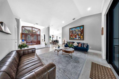 House in Doral, Florida 6 bedrooms, 361.2 sq.m. № 2016955 - photo 12
