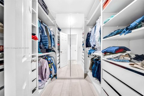 House in Doral, Florida 6 bedrooms, 361.2 sq.m. № 2016955 - photo 23