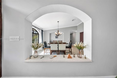 House in Doral, Florida 6 bedrooms, 361.2 sq.m. № 2016955 - photo 9