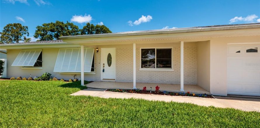 House in Clearwater, Florida 3 bedrooms, 155.33 sq.m. № 2093192