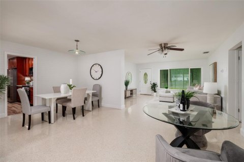 House in Clearwater, Florida 3 bedrooms, 155.33 sq.m. № 2093192 - photo 11