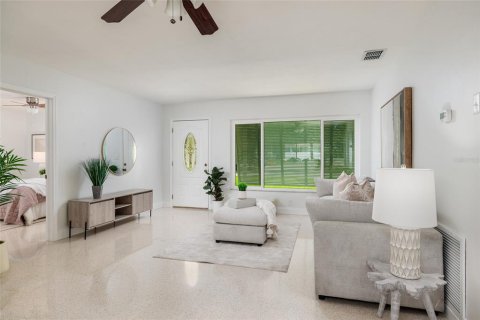 House in Clearwater, Florida 3 bedrooms, 155.33 sq.m. № 2093192 - photo 9