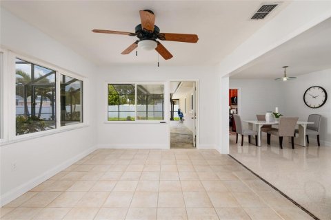 House in Clearwater, Florida 3 bedrooms, 155.33 sq.m. № 2093192 - photo 18