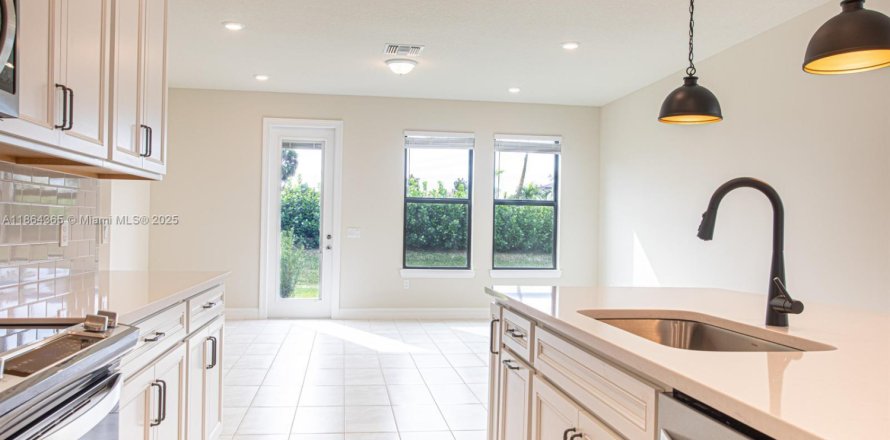 Townhouse in Lake Worth, Florida 3 bedrooms, 169.64 sq.m. № 1891954