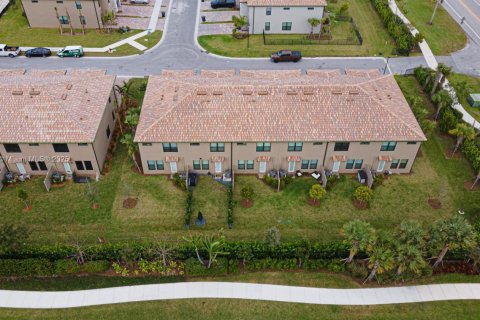 Townhouse in Lake Worth, Florida 3 bedrooms, 169.64 sq.m. № 1891954 - photo 19