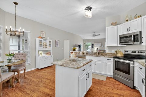 House in Mount Dora, Florida 4 bedrooms, 199.46 sq.m. № 1915603 - photo 5