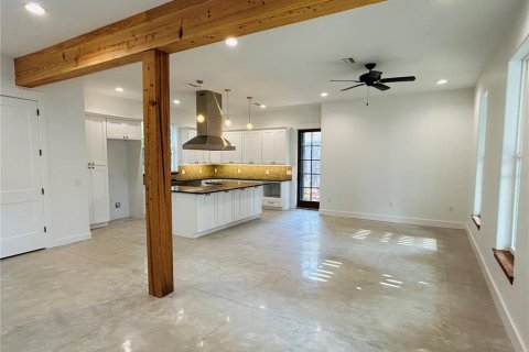 Townhouse in Gainesville, Florida 4 bedrooms, 242.75 sq.m. № 2222915 - photo 6
