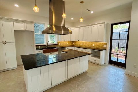 Townhouse in Gainesville, Florida 4 bedrooms, 242.75 sq.m. № 2222915 - photo 7