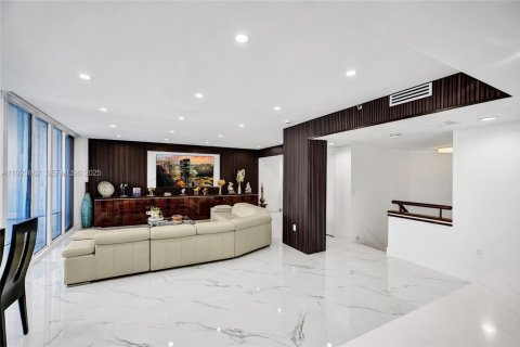 Condominio en venta en Aventura, Florida, 3 dormitorios, 229.47 m2 № 1982091 - foto 18