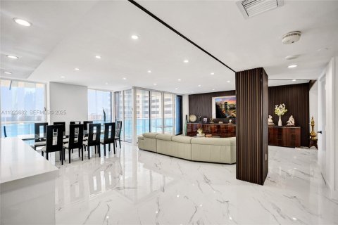 Condominio en venta en Aventura, Florida, 3 dormitorios, 229.47 m2 № 1982091 - foto 16