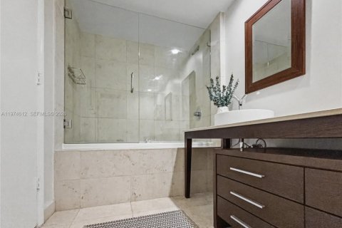 Condominio en alquiler en Miami, Florida, 1 dormitorio, 75.81 m2 № 2040297 - foto 16