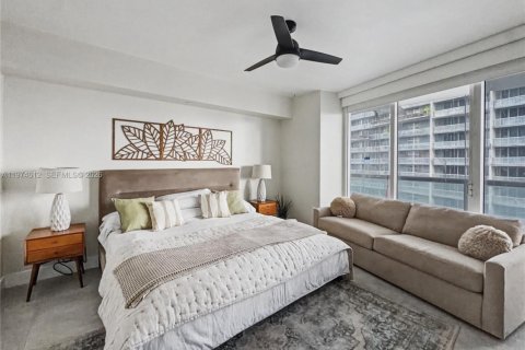 Condominio en alquiler en Miami, Florida, 1 dormitorio, 75.81 m2 № 2040297 - foto 11