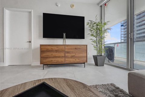 Condominio en alquiler en Miami, Florida, 1 dormitorio, 75.81 m2 № 2040297 - foto 2