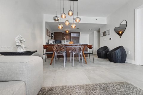Condominio en alquiler en Miami, Florida, 1 dormitorio, 75.81 m2 № 2040297 - foto 3