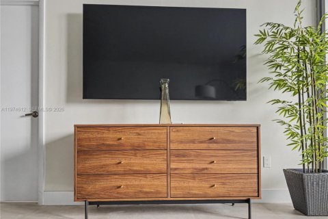 Condominio en alquiler en Miami, Florida, 1 dormitorio, 75.81 m2 № 2040297 - foto 10