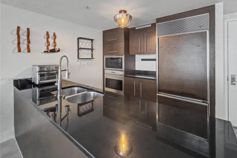 Condominio en alquiler en Miami, Florida, 1 dormitorio, 75.81 m2 № 2040297 - foto 7