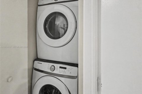 Condominio en alquiler en Miami, Florida, 1 dormitorio, 75.81 m2 № 2040297 - foto 17