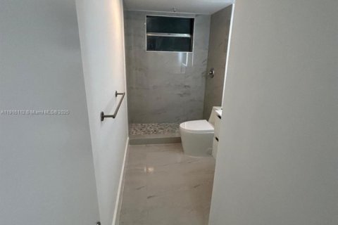Condo in Miami, Florida, 2 bedrooms  № 1971033 - photo 10