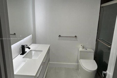 Condo in Miami, Florida, 2 bedrooms  № 1971033 - photo 16