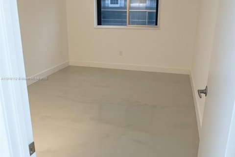 Condo in Miami, Florida, 2 bedrooms  № 1971033 - photo 13