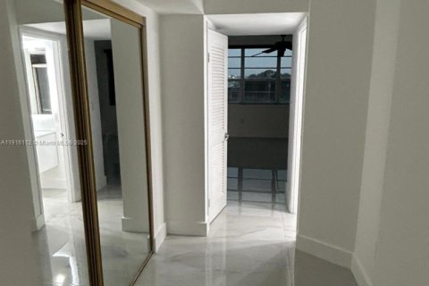 Condo in Miami, Florida, 2 bedrooms  № 1971033 - photo 19