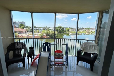 Condo in Miami, Florida, 2 bedrooms  № 1971033 - photo 9