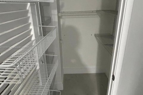 Condo in Miami, Florida, 2 bedrooms  № 1971033 - photo 15