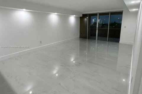 Condo in Miami, Florida, 2 bedrooms  № 1971033 - photo 1