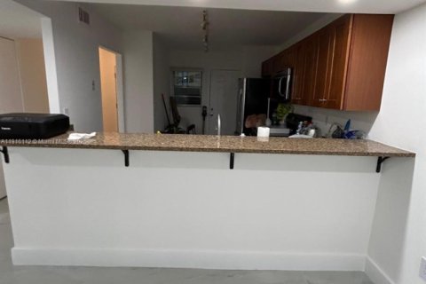 Condo in Miami, Florida, 2 bedrooms  № 1971033 - photo 5