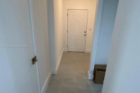 Condo in Miami, Florida, 2 bedrooms  № 1971033 - photo 6