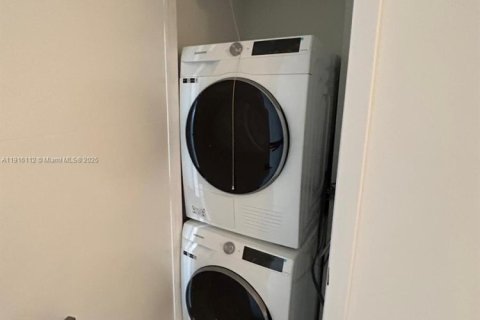 Condo in Miami, Florida, 2 bedrooms  № 1971033 - photo 8