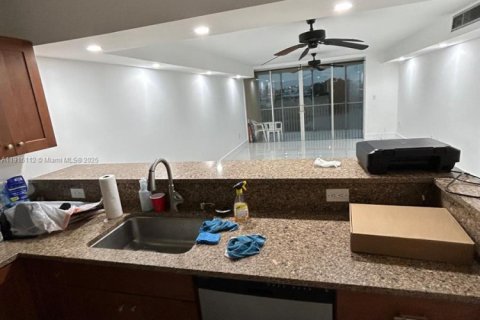 Condo in Miami, Florida, 2 bedrooms  № 1971033 - photo 4