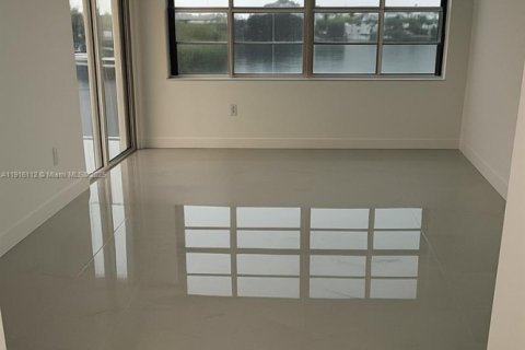 Condo in Miami, Florida, 2 bedrooms  № 1971033 - photo 20