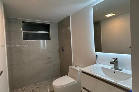 Condo in Miami, Florida, 2 bedrooms  № 1971033 - photo 11