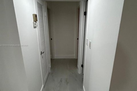 Condo in Miami, Florida, 2 bedrooms  № 1971033 - photo 12