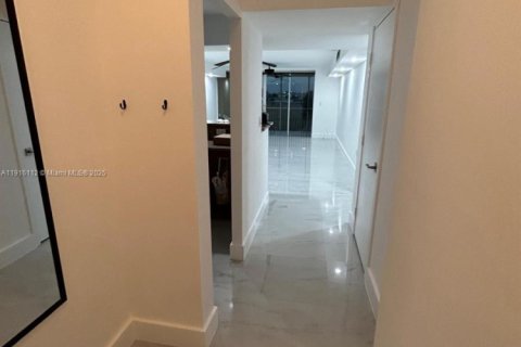 Condo in Miami, Florida, 2 bedrooms  № 1971033 - photo 7