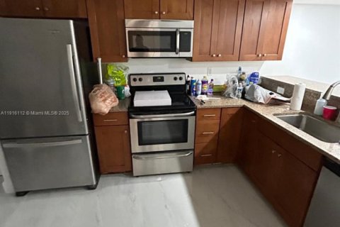 Condo in Miami, Florida, 2 bedrooms  № 1971033 - photo 2