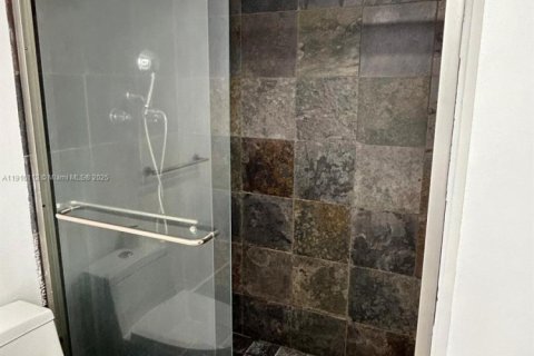 Condo in Miami, Florida, 2 bedrooms  № 1971033 - photo 17