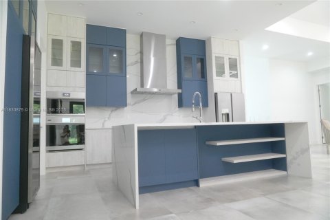 House in Naples, Florida 5 bedrooms, 235.69 sq.m. № 1806497 - photo 21