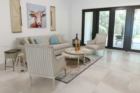 House in Naples, Florida 5 bedrooms, 235.69 sq.m. № 1806497 - photo 11
