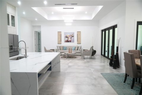 House in Naples, Florida 5 bedrooms, 235.69 sq.m. № 1806497 - photo 27
