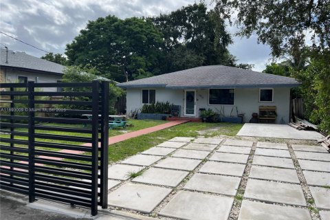 Villa ou maison à vendre à Miami, Floride: 4 chambres, 130.06 m2 № 1949347 - photo 1