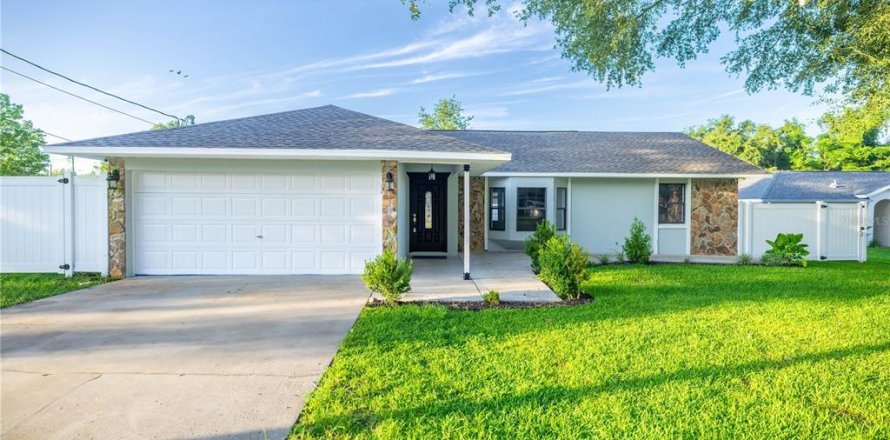 House in Ocala, Florida 3 bedrooms, 155.24 sq.m. № 1866148