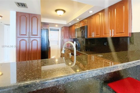 Condo in Miami, Florida, 1 bedroom  № 2035532 - photo 2