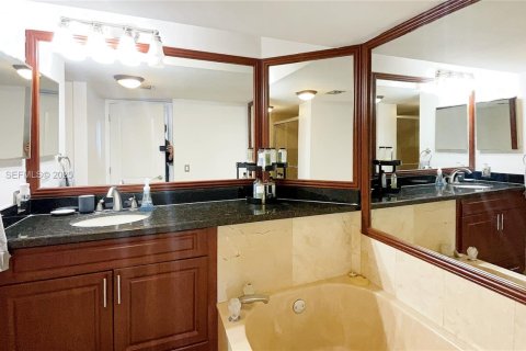 Condo in Miami, Florida, 1 bedroom  № 2035532 - photo 10
