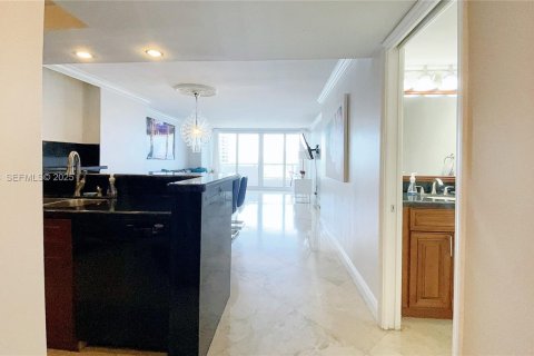 Condo in Miami, Florida, 1 bedroom  № 2035532 - photo 8