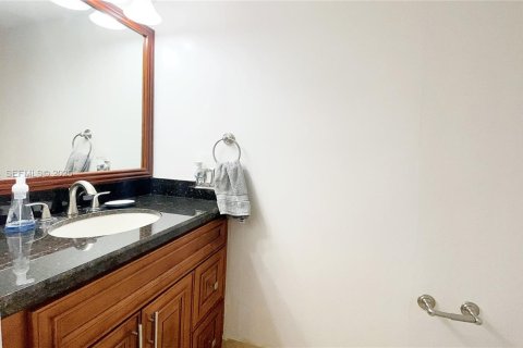Condo in Miami, Florida, 1 bedroom  № 2035532 - photo 11