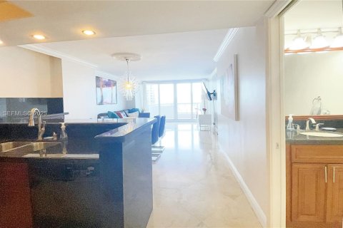Condo in Miami, Florida, 1 bedroom  № 2035532 - photo 14