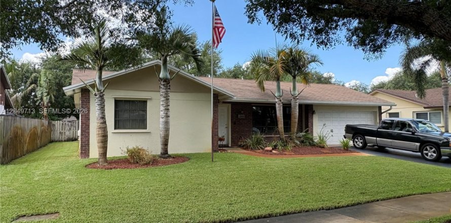 Casa en Cooper City, Florida 3 dormitorios, 165.92 m2 № 2270734